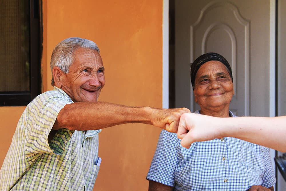 Man fistbump